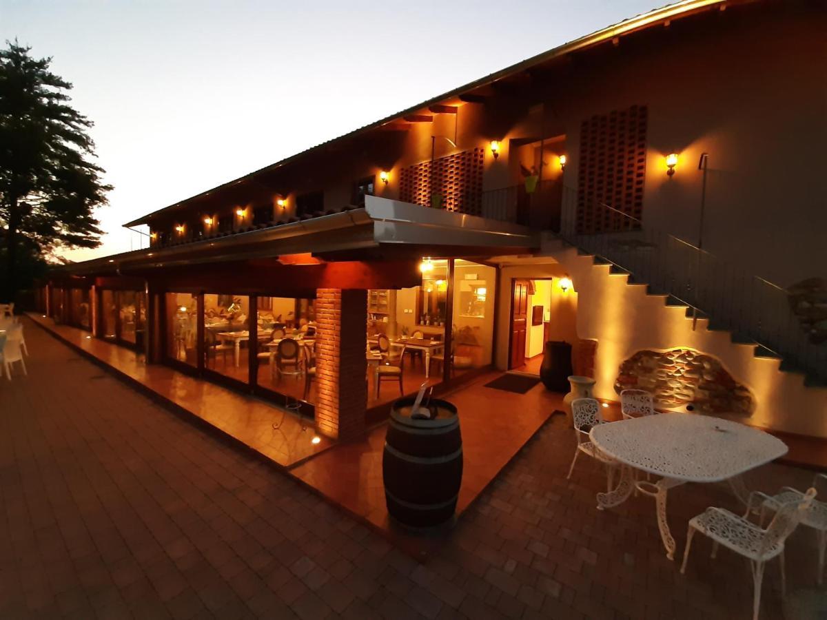 La Locanda Della Staffa Pombia Exterior photo