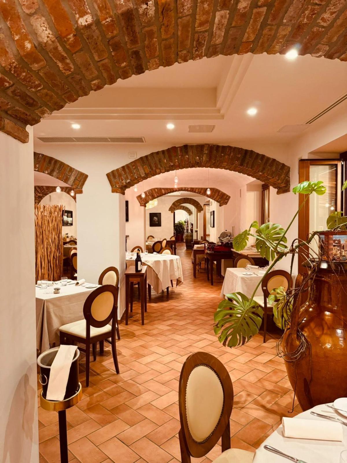 La Locanda Della Staffa Pombia Exterior photo